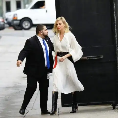 查理兹塞隆霸气女王范儿街拍获赞一个让保镖显得矮小的女人