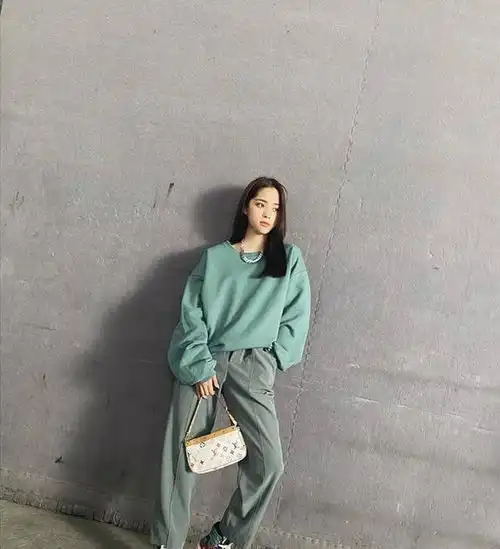 早秋时尚潮流风向标欧阳娜娜,浅绿色卫衣灰绿色直筒裤,超时髦