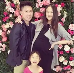 李小鹏晒照公布二胎宝宝性别亲昵蹭鼻子尽显父爱