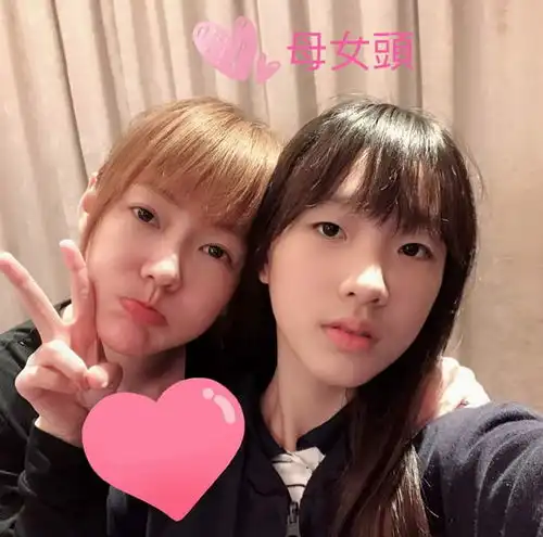 小s大女儿元旦晒全家福,母女四人同框像姐妹