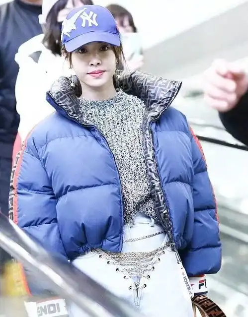 蔡依林真的时尚这个牛仔裤一般人不敢穿,看起来像私密衣物