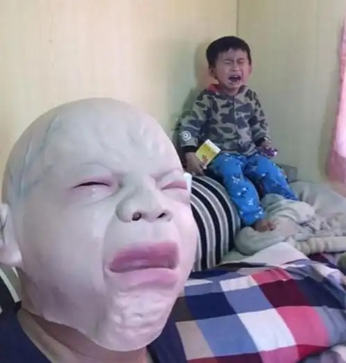 熊爸爸为让儿子不哭闹,异想天开戴上婴儿哭泣面具,孩子快被吓傻了