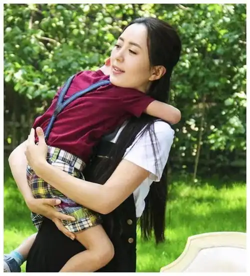 央视主持人拍戏途中意外怀孕,如今儿子10岁,生父至今是谜