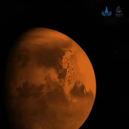 为什么天问一号拍摄首幅火星图像还是黑白的,还要做着色的效果处理,而阿联酋希望号拍的就彩色的