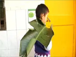 老师要求树叶上写拼音孩子扛芭蕉叶交作业