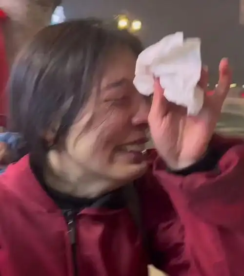 带俩娃摆摊宝妈关闭捐款,网友评论让人气愤恶心一幕还是出现了