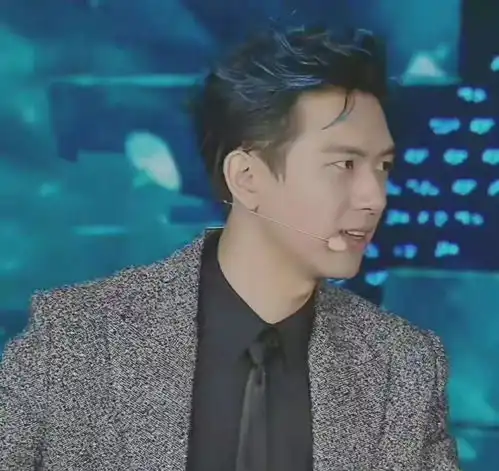 李现蓝色挑染背头,深度还原王者荣耀狄仁杰