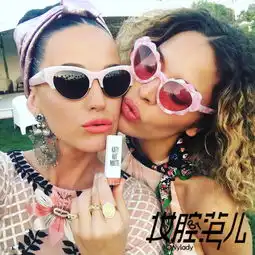 妆腔范儿丨抓住夏天的小尾巴搞怪墨镜撩上醒目唇妆燥起来吧
