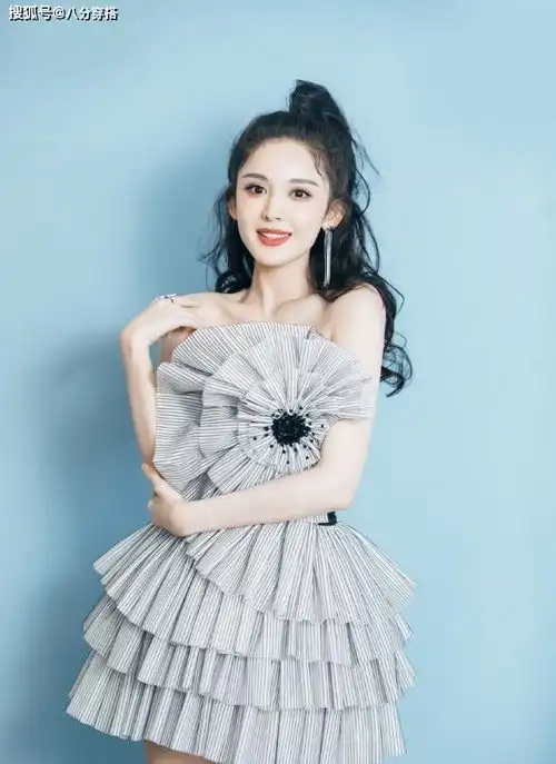 修杰楷贾静雯高调亮相,穿军绿色抹胸连衣裙好嫩,看不出相差9岁
