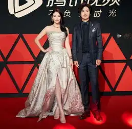 张雨绮一袭开叉抹胸长裙穿搭,时髦又有女人味