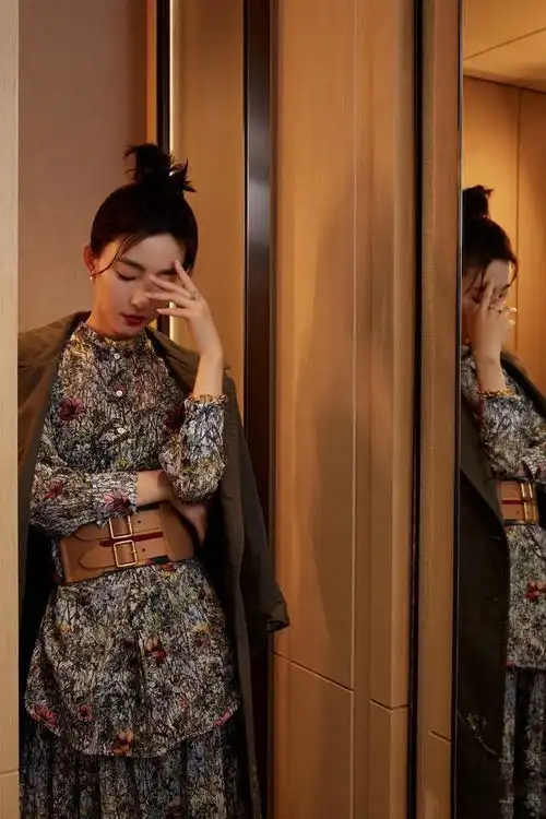 碎花裙配风衣优雅知性,简直美得不像话,普通衣服也变高级起来