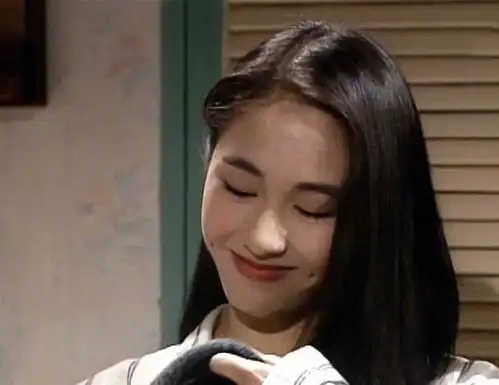48岁黎姿晒生活照,穿灰色卫衣对镜甜笑,少女气息十足