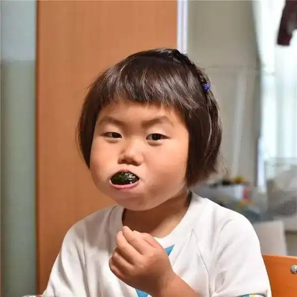 有个奇葩麻麻,就喜欢拍女儿丑照