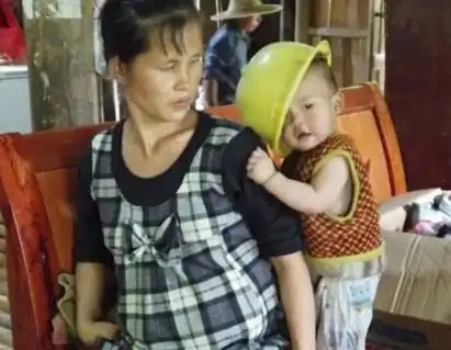 90后年轻夫妻生了10个孩子,明明很年轻,看起来却像上了年纪