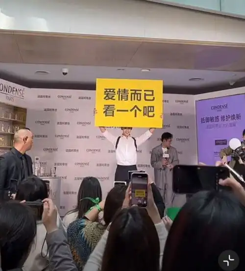 吴磊现身杭州出席活动,白衬衫宛如阳光少年,男友力爆棚人气好高