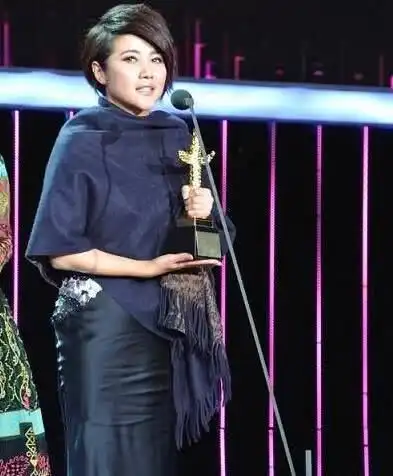 她是一个孝顺的影后,曾被倪萍夸是好演员,今49岁仍一个人过