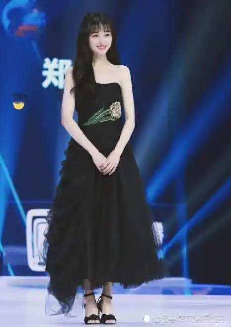 郑爽穿黑色抹胸纱裙,暴露真实颜值,360无死角真是美到爆