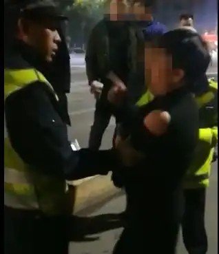 瑞安老娘客酒后当街撒泼满嘴污言秽语最后被...