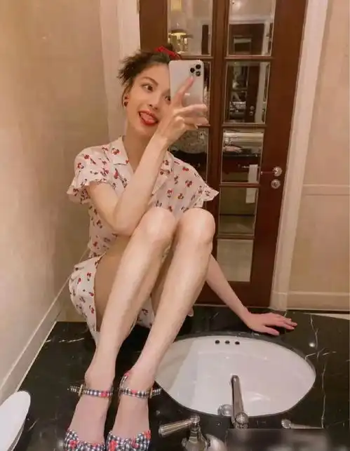 钟楚曦也撞衫了,谁说法式风过时这对镜自拍美炸了