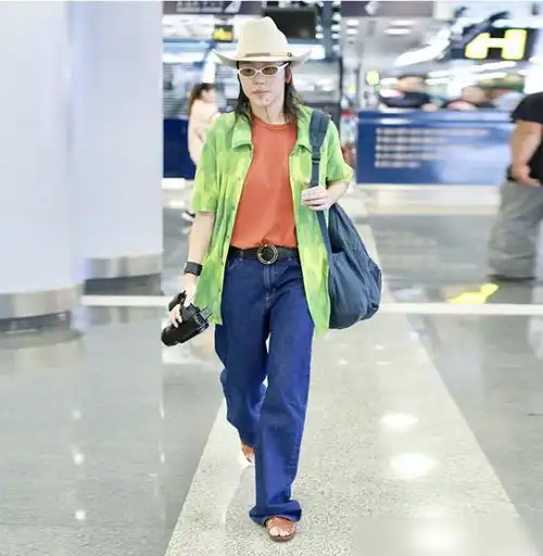 王菲女儿窦靖童真是清流一次性背3个包包,一般人不敢这样搭