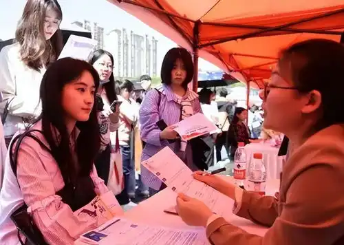 大学生穿jk拍毕业照,被网友指责有伤风化,男生为其进行辩解