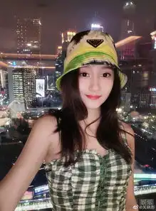 关晓彤晒甜美自拍穿格纹吊带衫小露细腰