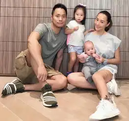 关颖晒自拍美照身后的儿子phiphi表情太可爱了