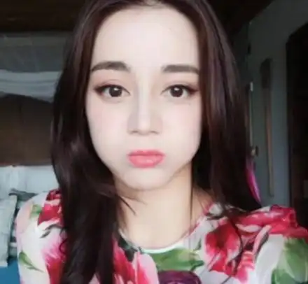 迪丽热巴生日杨幂王祖蓝送祝福,直播中想关美颜,真是有颜任性