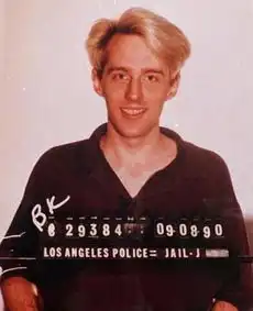 这个牛x到出狱后政府不敢让他碰电脑的黑客,变成了一个惩恶扬善的记者