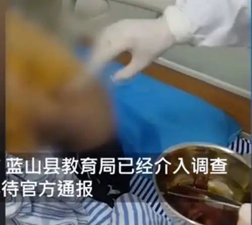 13岁女生被同班14岁女生捅伤,疑因看了对方传的纸条,多处捅伤