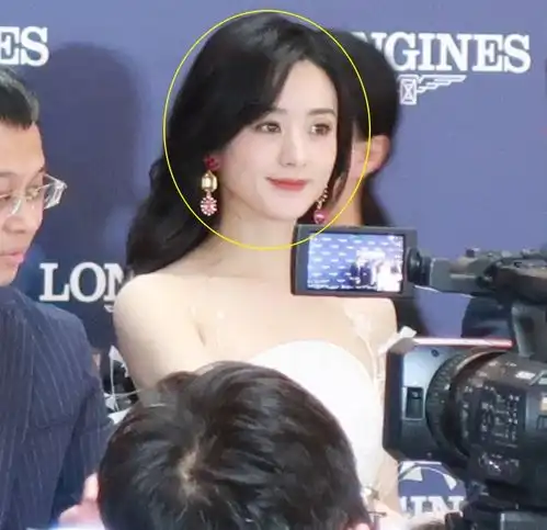 赵丽颖穿拖地裙仙气,被抓拍生图不像33岁,失去精修颜值我给满分