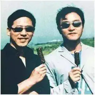2003年,张国荣从24楼一跃而下,唐鹤德以未亡人送他最后一程