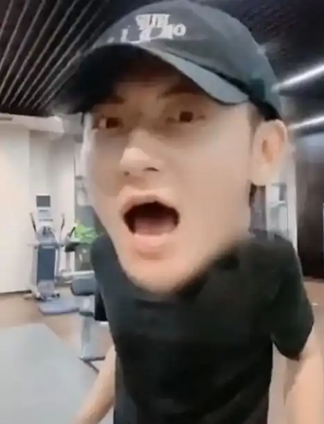 鹿晗和黄子韬相约去健身房,合体录制搞怪视频,大头特效可爱犯规