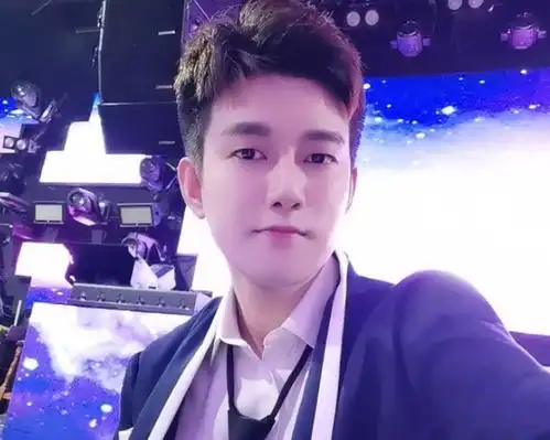 网红阿哲抖音首秀阵仗超大3d巨像舞台斥资超百万,违约金恐过亿