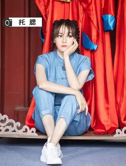 怎么拍照最好看迪丽热巴教你4个姿势,每个都是拍照教科书
