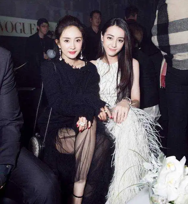 杨幂首登央视春晚穿红裙美极了,曾被传与魏大勋结婚,粉丝辟谣