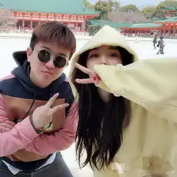 杨幂离婚后首个生日多数艺人发来祝福,热巴零点发合照