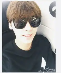 李易峰晒帅气自拍戴墨镜开心微笑滚动新闻