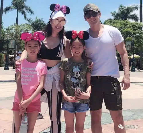 姚笛与老公看电影疑似有孕吴佩慈纪晓波罕见同框沈梦辰卖二手衣服被骗