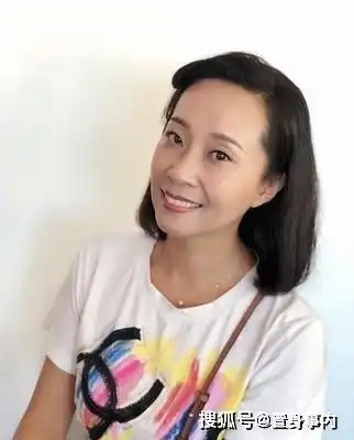 她因5次上春晚走红,走红时因爱淡娱乐圈,今再婚成幸福一家三口
