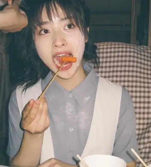 见过沈月各种抓拍丑照,不得不承认她的确是一个上镜的小美女