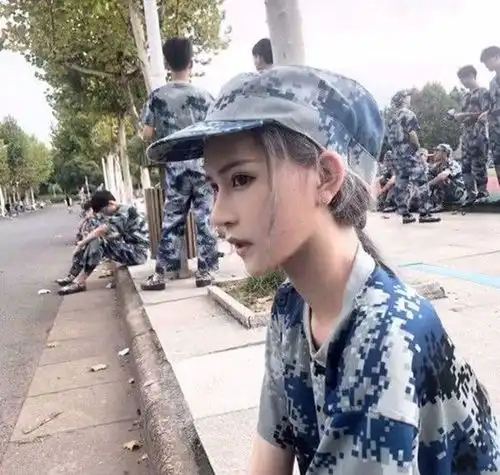 大学新生军训,漫画脸小学妹刚开学就走红,学长都不淡定了