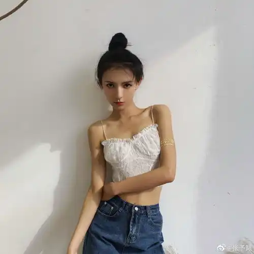 张予曦最新美照曝光,身穿白色吊带抹胸尝试性感路线