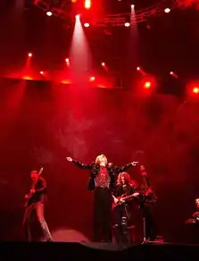 蔡徐坤新歌重生首次尝试摇滚曲风走心歌词彰显破局态度