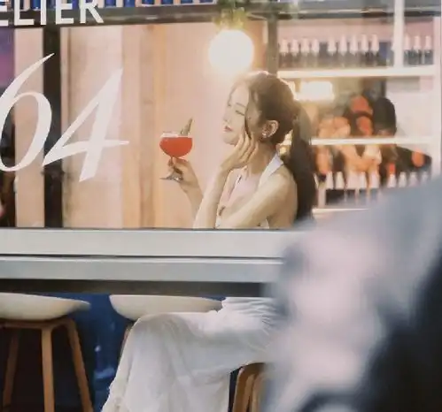 迪丽热巴最喜穿吊带装露美背还显脖子长