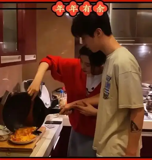 范冰冰姐弟做年夜饭,范丞丞穿短袖亲自下厨,姐姐一旁指导超温馨