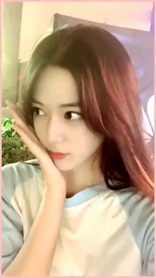 有点像热巴的女孩子,看见她我好像要恋爱了