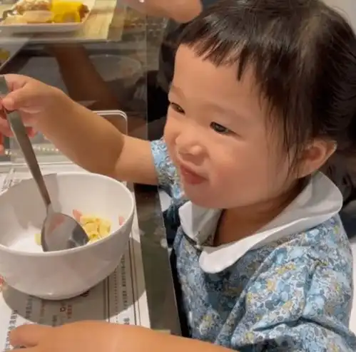 老公与小62岁女儿像爷孙陈少霞一家出行,身家8亿光顾路边小店