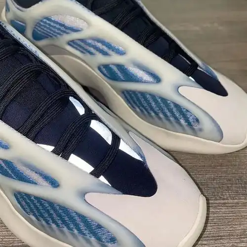 图片释出极光2.0yeezy700v3最新实物曝光