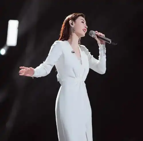 3胎的张柏芝状态真好,穿小黑裙配丸子头像小姑娘,美得让人难忘
